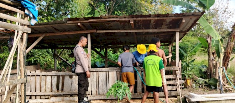 Ket. Foto: Bhabinkamtibmas Desa Hoeknutu dan Desa Oesusu saat Bersama Warga.