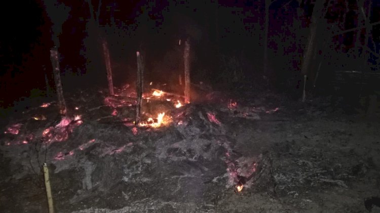 Ket. Foto: Tinggal Puing-puing, Si jago Merah Melahap Habis Rumah Herman Toleu.