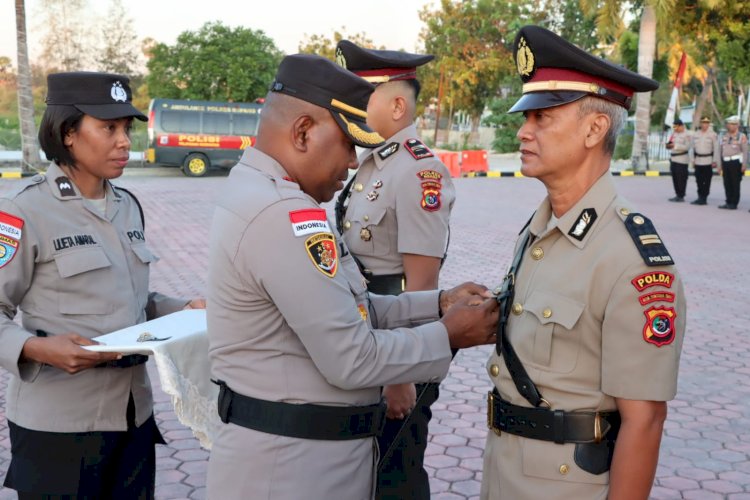 Ket. Foto: Kapolres Kupang, AKBP Rudy Junus Jacob Ledo S. I. K., S. H Melaksanakan Upacara Pelantikan Serah Terima Jabatan (Sertijab) di Lapangan Polres Kupang.