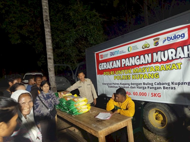 Ket. Foto: Polres Kupang Gelar Pasar Murah di Kantor Bupati dan Kelurahan Camplong I.