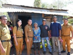 Yosef Lede Serahkan Bantuan Bagi Lansia Kurang Mampu di Desa Noelbaki