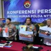 Ket. Foto: Kapolda NTT Kapolda NTT Irjen Pol Dr. Rudi Darmoko, S.I.K., M.Si., dan Dirkrimsus Polda NTT Kombes Pol. Hans R. Irawan, S.I.K., M.H., Kabidhumas Polda NTT Kombes Pol. Henry Novika Chandra, S.I.K., M.H. serta Kabidpropam Polda NTT. 