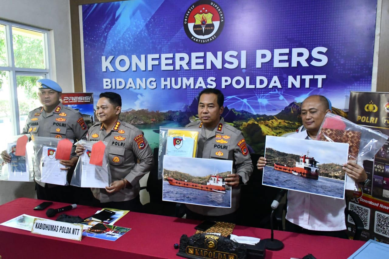 Ket. Foto: Kapolda NTT Kapolda NTT Irjen Pol Dr. Rudi Darmoko, S.I.K., M.Si., dan Dirkrimsus Polda NTT Kombes Pol. Hans R. Irawan, S.I.K., M.H., Kabidhumas Polda NTT Kombes Pol. Henry Novika Chandra, S.I.K., M.H. serta Kabidpropam Polda NTT. 