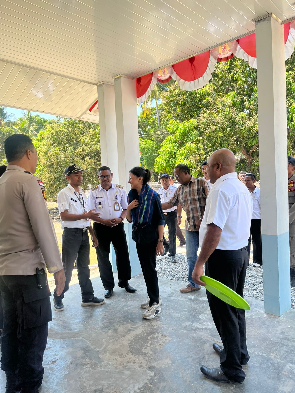 Ket. Foto: Wakil Bupati Kupang, Aurum Obe Titu Eki, S. Ars., M. Ars saat Tiba di Kecamatan Amfoang Utara.