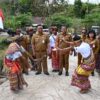 Ket. Foto: Bupati Kupang Bersama Rombongan saat Disambut di Desa Oelbiteno.