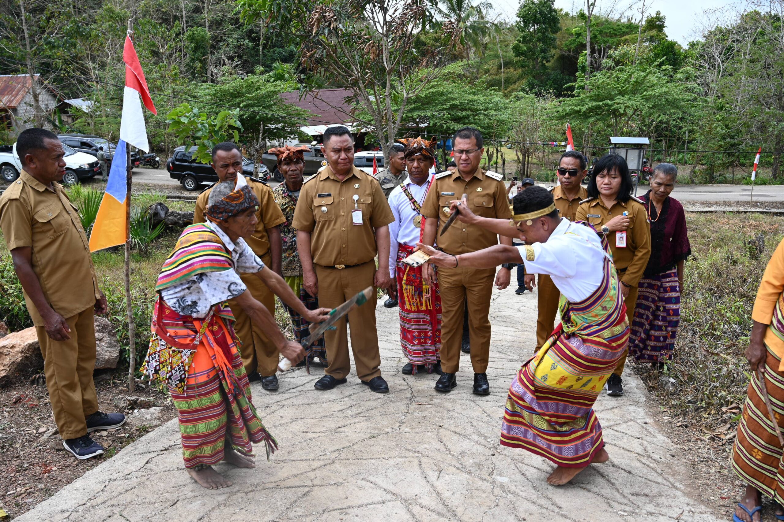 Ket. Foto: Bupati Kupang Bersama Rombongan saat Disambut di Desa Oelbiteno.