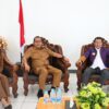 Ket. Foto: Gubernur NTT, Emanuel Melkiades Laka Lena, Bupati Kupang, Yosef Lede dan Wakil Bupati Kupang, Aurum Obe Titu Eki saat Berada di Rumah Jabatan Bupati Kupang dalam Ajang Tour De Entete Tahun 2025.