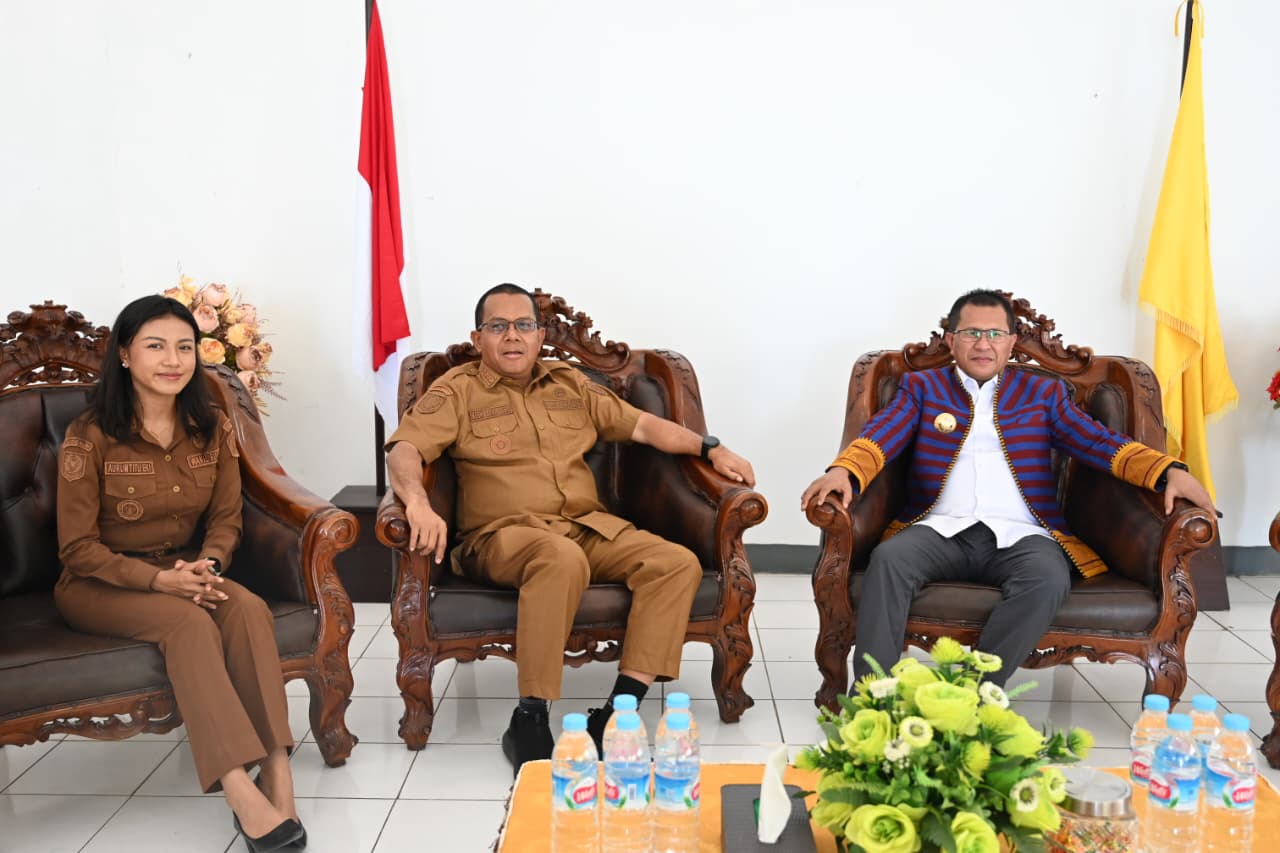 Ket. Foto: Gubernur NTT, Emanuel Melkiades Laka Lena, Bupati Kupang, Yosef Lede dan Wakil Bupati Kupang, Aurum Obe Titu Eki saat Berada di Rumah Jabatan Bupati Kupang dalam Ajang Tour De Entete Tahun 2025.