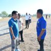 Ket. Foto: Salah Satu ASN yang Kedapatan Merokok berbincang Dengan Sekertaris Daerah Kabupaten Kupang, Mateldius S. J. Sanam saat Olahraga Jumat Pagi.