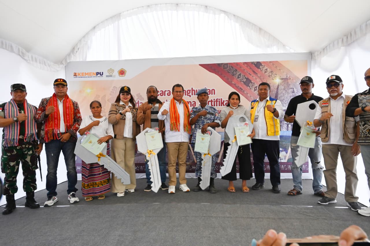 Ket. Foto: Pose Bersama saat Penyerahan Kunci Rumah Secara Simbolis bagi Penerima Warga Eks Timor-Timur.