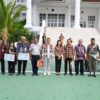 Ket. Foto: Pose Bersama Usai Penyerahan Penghargaan Kepada ASN yang Berkinerja Baik dan Disiplin, serta ASN yang Memasuki Masa Pensiun.