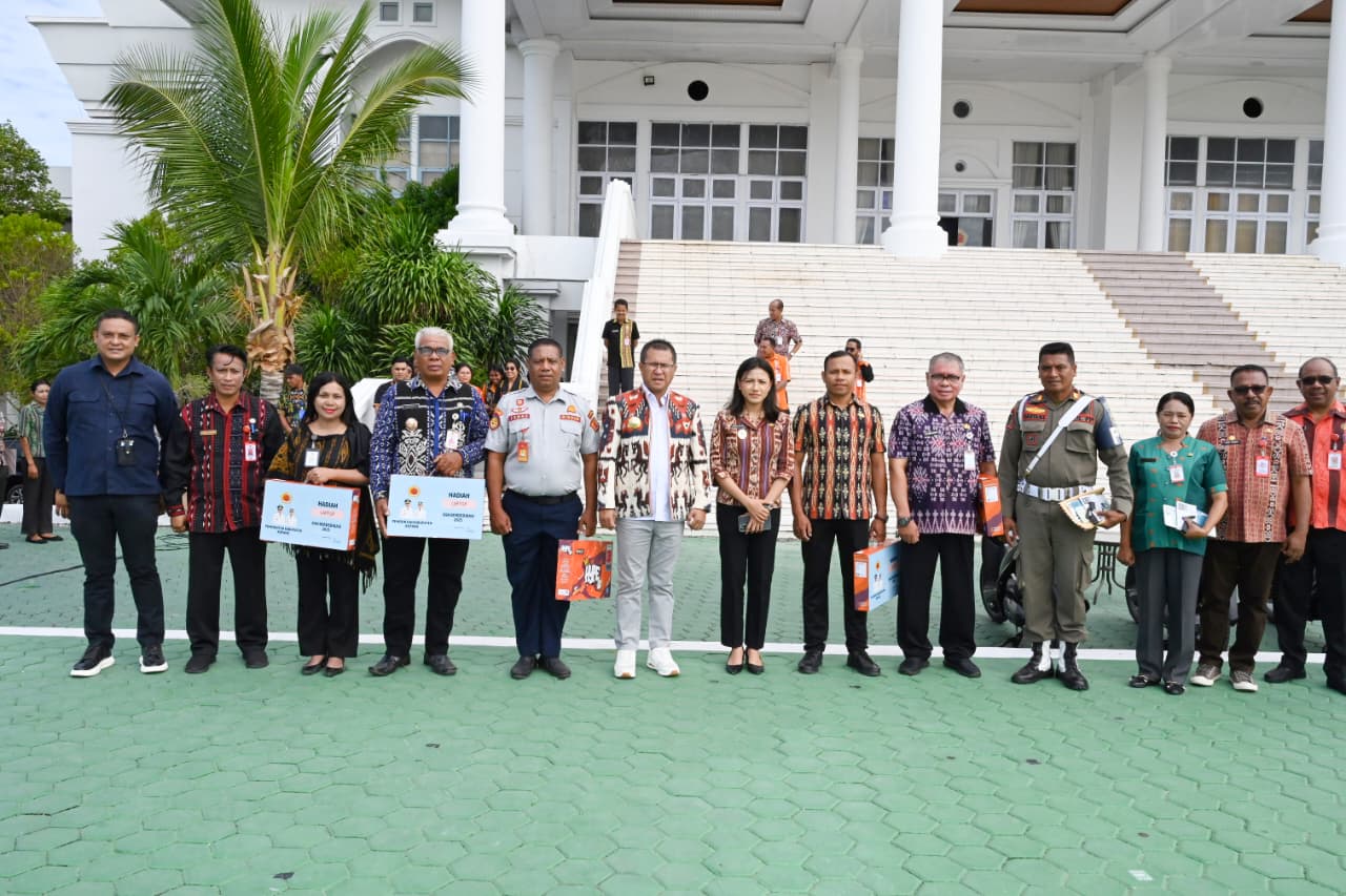 Ket. Foto: Pose Bersama Usai Penyerahan Penghargaan Kepada ASN yang Berkinerja Baik dan Disiplin, serta ASN yang Memasuki Masa Pensiun.
