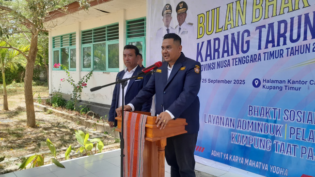 Ket. Foto: Ketua Karang Taruna Provinsi NTT, Andre Otta di Dampingi Ketua Karang Taruna Kabupaten Kupang, David Daud saat Memberikan Sambutan.