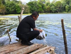 Bupati Kupang Hambur Ikan di Danau Nefokou Kecamatan Amarasi