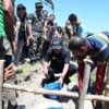 Ket. Foto: Peletakan Batu Pertama Pembangunan Irigasi di Kuledoki oleh Bupati Kupang, Yosef Lede, S. H.