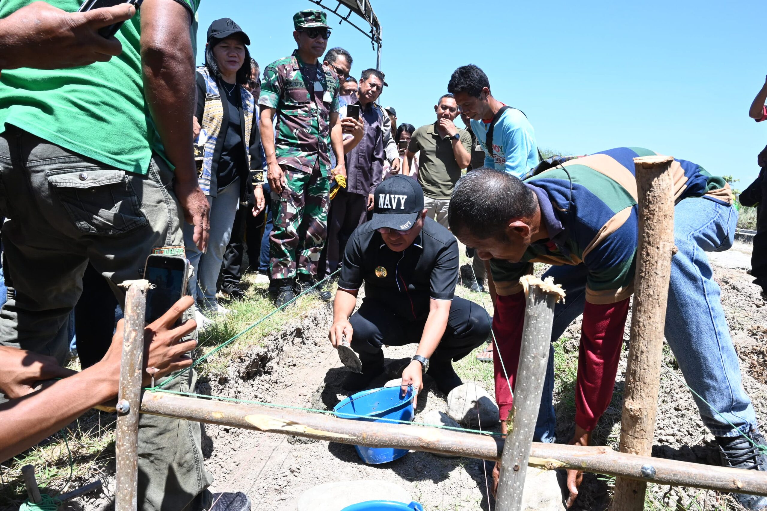Ket. Foto: Peletakan Batu Pertama Pembangunan Irigasi di Kuledoki oleh Bupati Kupang, Yosef Lede, S. H.
