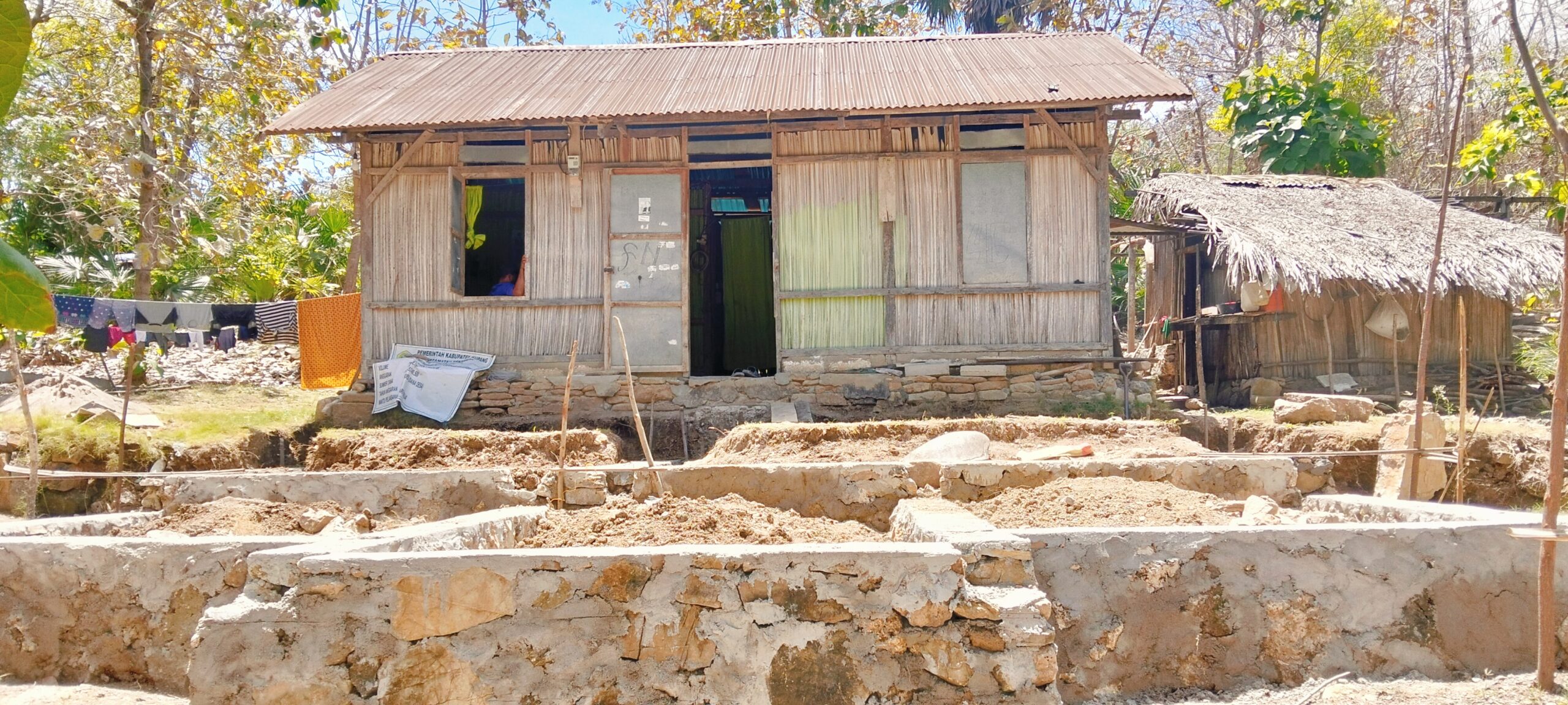Ket. Foto: Rumah Warga Desa Tasikona yang Mendapatkan Pendobelan 2 Mata Anggaran Namun Bisa Dikategorikan Untuk Mendapat Bantuan Rumah Layak Huni.