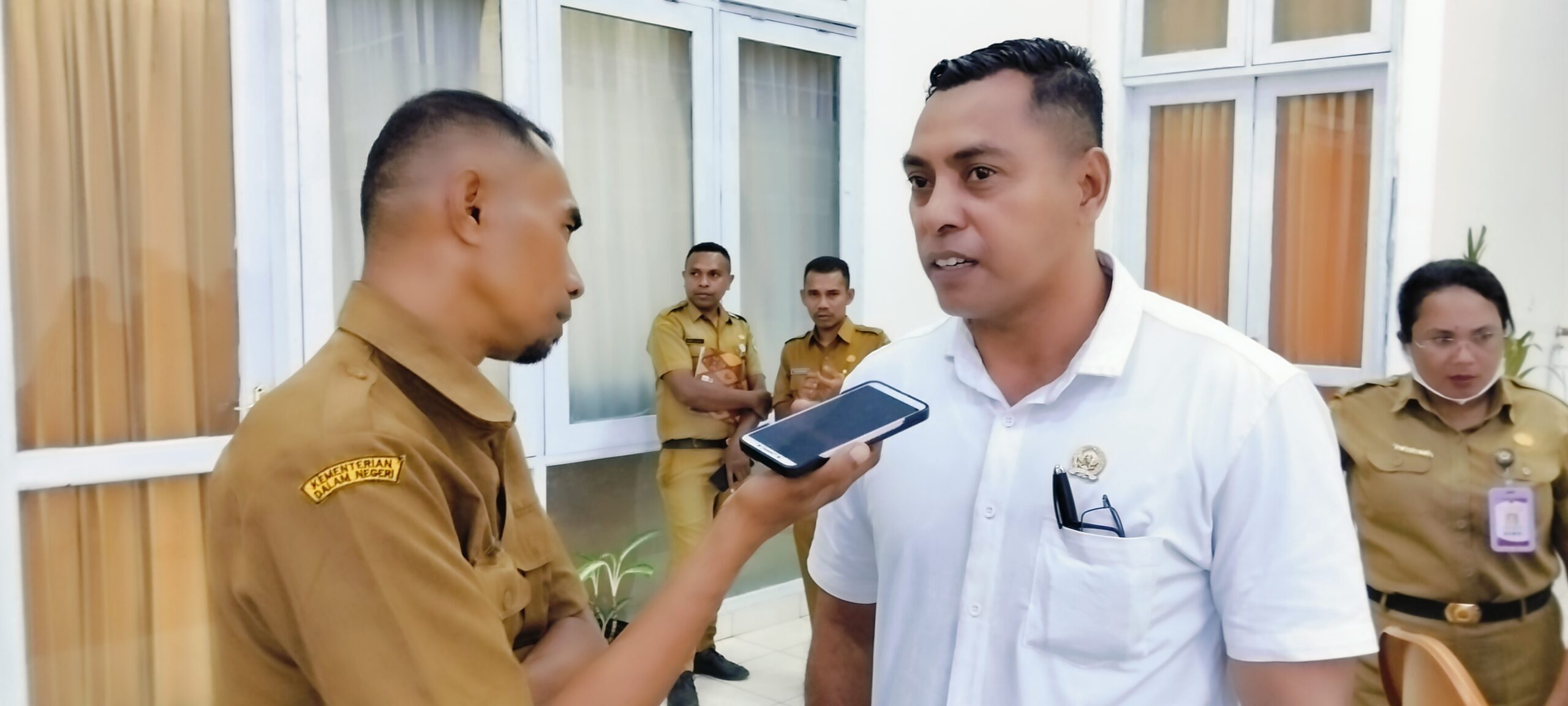 Ket. Foto: Ketua Panitia Piala Bupati Kupang Cup Tahun 2025, Absalom Buy ketika di Wawancarai terkait Usai Pertemuan Bersama Bupati Kupang, Yosef Lede.