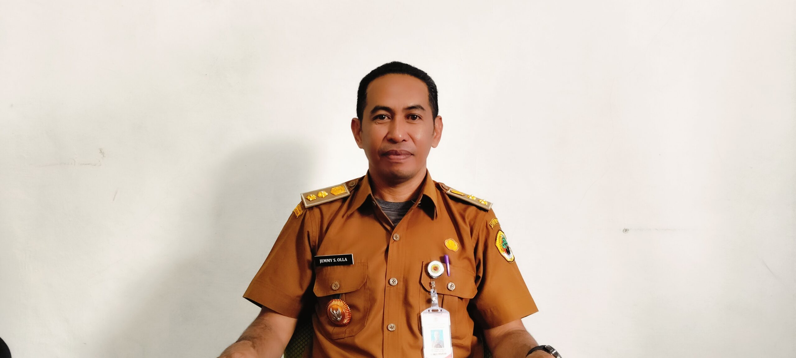 Ket. Foto: Lurah Teunbaun, Jemmy S. Olla.