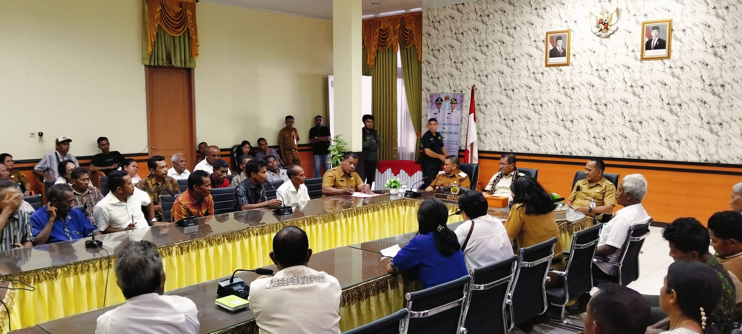 Ket. Foto: Puluhan Warga Desa Sumlili saat Beraudiensi Bersama Bupati Kupang, Yosef Lede, S.H dan Dinas Terkait.