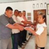 Ket. Foto: Penyerahan Bantuan Langsung Tunai (BLT) Dana Desa (DD) secara Simbolis oleh Kepala Desa, Ketua BPD, dan Perangkat Desa Kepada Masyarakat Penerima Manfaat.