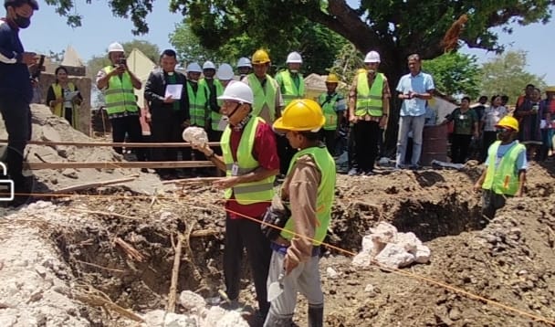 Ket. Foto: Kepala Dinas Pendidikan dan Kebudayaan Kabupaten Kupang, Marthen Rahakbauw mengadakan Peletakan Batu Pertama Pembangunan Revitalisasi SD Inpres Kaniti.