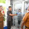 Ket. Foto: Bupati Kupang, Yosef Lede, S. H bersama Anggota DPRD Kabupaten Kupang, Habel Mbate saat Menggunting Pita Peresmian Bank NTT Cabang Takari.
