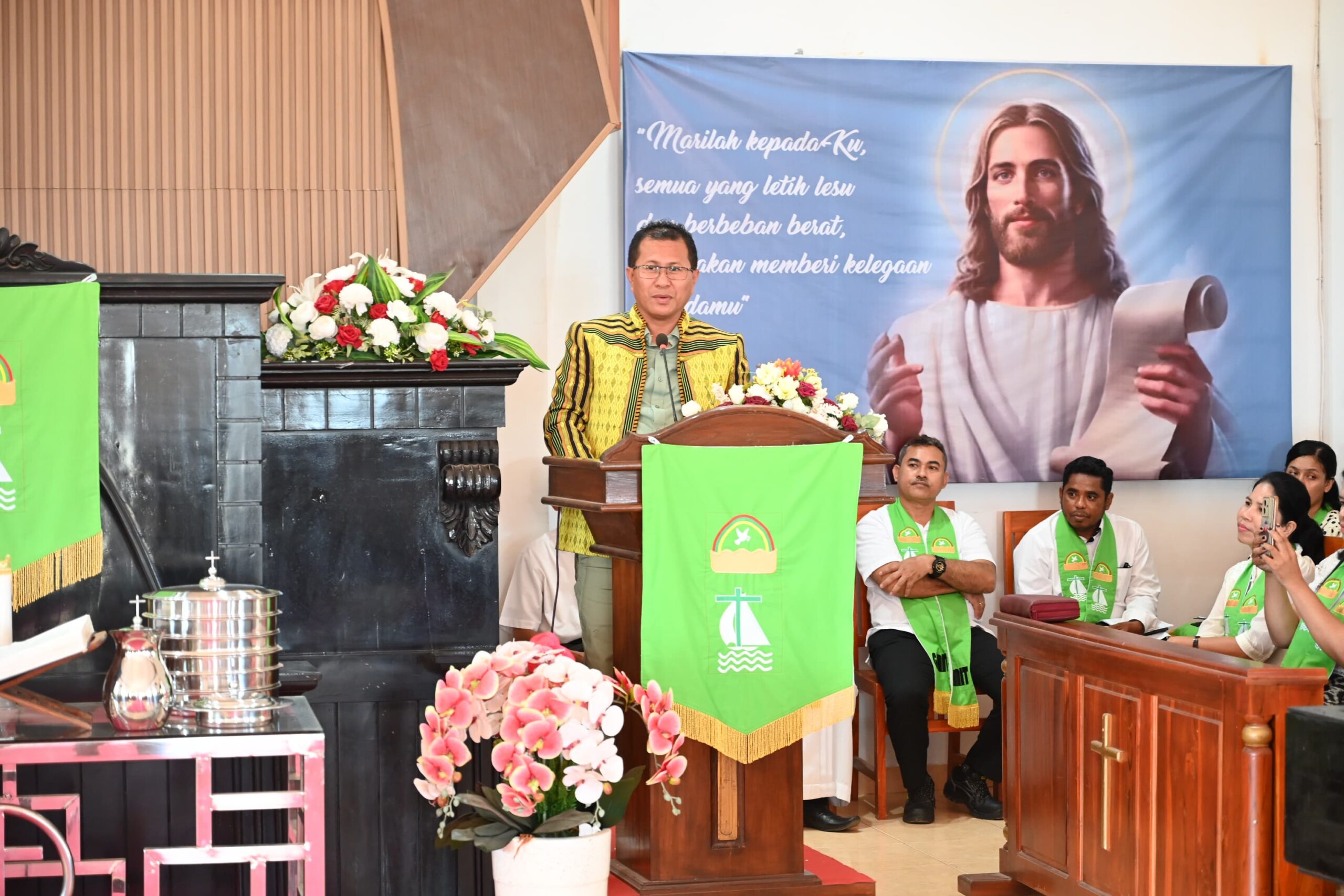 Ket. Foto: Bupati Kupang, Yosef Lede, S. H saat Menyampaikan Sambutannya saat Menghadiri Ibadah di Gereja Bukit Saitun, Baumata Barat.