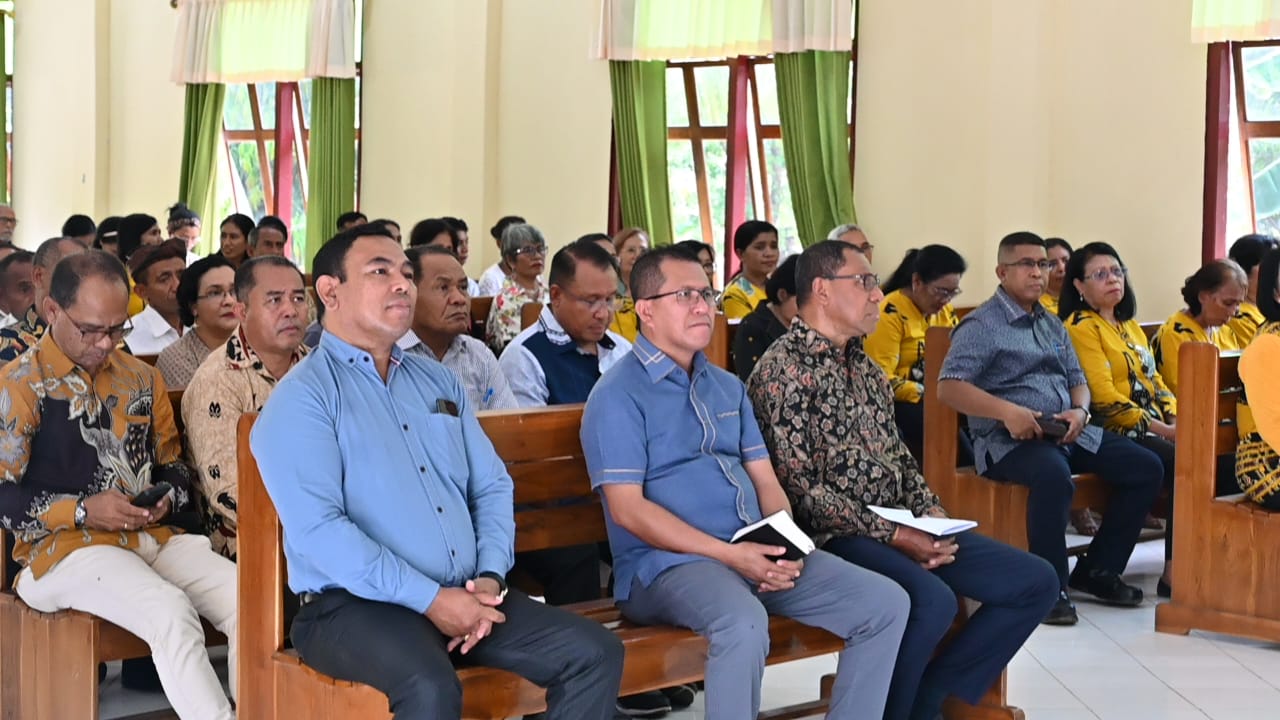Ket. Foto: Berdampingan, Wakil Gubernur NTT dan Bupati Kupang Hadiri Perayaan HUT GMIT Haumeni Nisum Ke-69.
