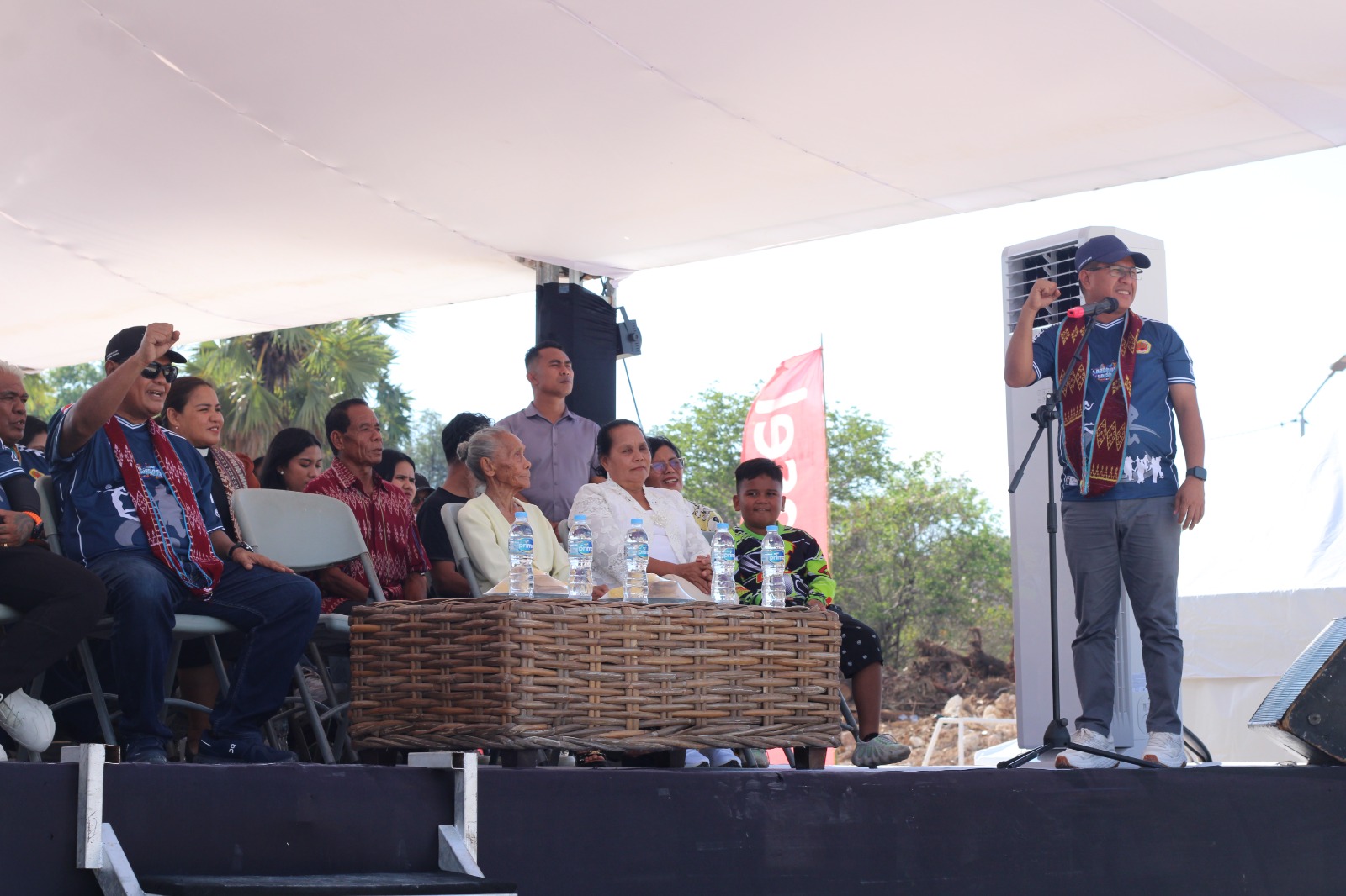 Ket. Foto: Bupati Kupang, Yosef Lede, S. H saat Menyampaikan Sambutannya pada Serimonila Pembukaan Turnamen Piala Laiskodat Memorial Cup II Tahun 2025.