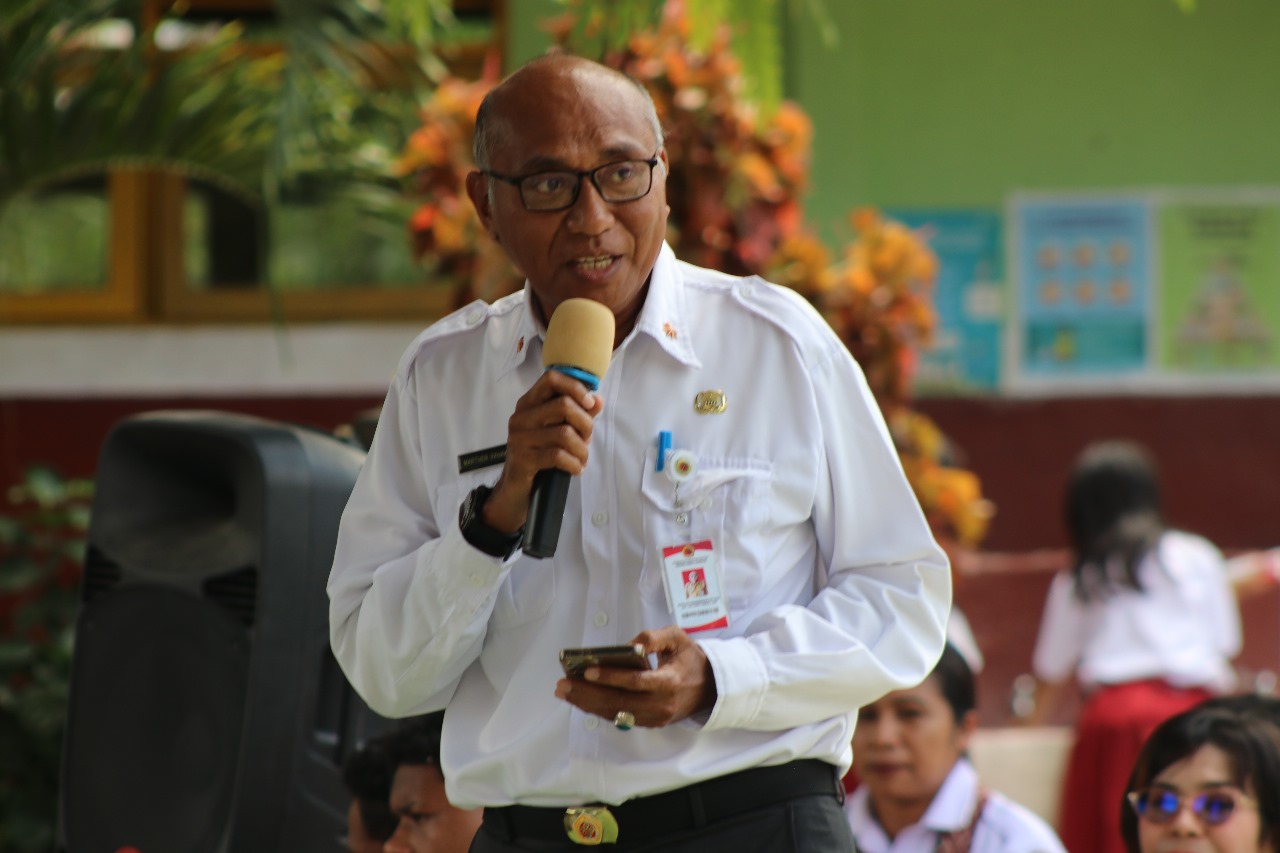 Ket. Foto: Kepala Dinas Pendidikan dan Kebudayaan Kabupaten Kupang, Marthen Rahakbauw saat Menyampaikan Sambutannya.