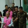 Ket. Foto: Tersangka DW dan AB Ketika di Giring Keluar Oleh Kejaksaan Negeri Kabupaten Kupang Untuk Menjalani Masa Tahanan.