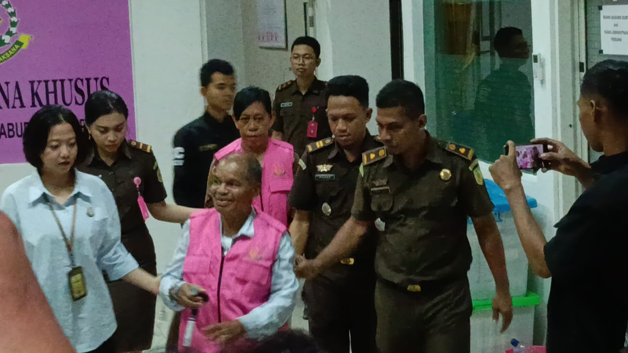 Ket. Foto: Tersangka DW dan AB Ketika di Giring Keluar Oleh Kejaksaan Negeri Kabupaten Kupang Untuk Menjalani Masa Tahanan.