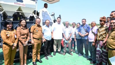 Ket. Foto: Pose Bersama saat Penyerahan Alsintan oleh Bupati Kupang secara Simbolis Beberapa Hari Lalu di Kantor Bupati Kupang.