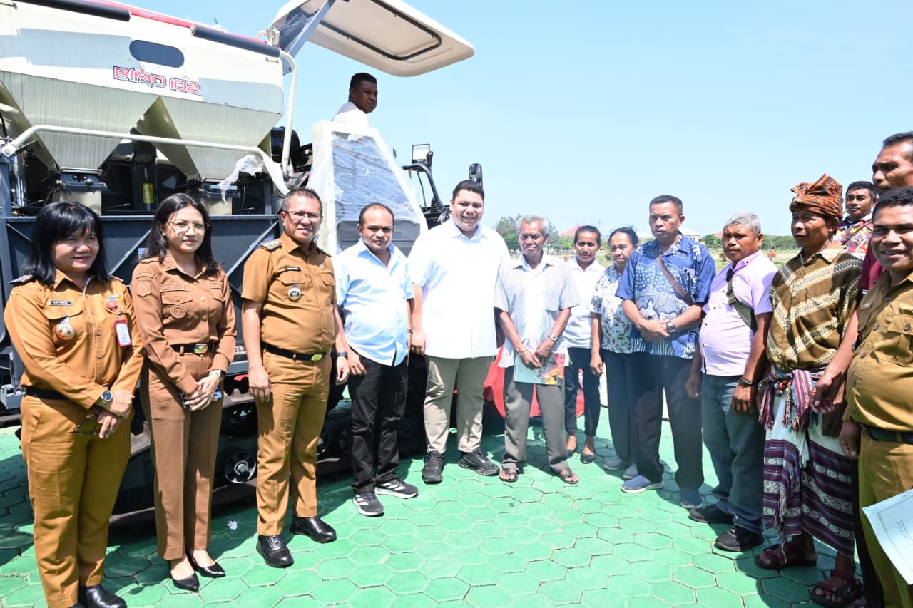Ket. Foto: Pose Bersama saat Penyerahan Alsintan oleh Bupati Kupang secara Simbolis Beberapa Hari Lalu di Kantor Bupati Kupang.