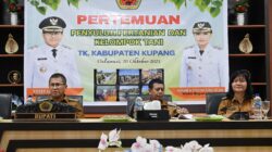 Ket. Foto: Bupati Kupang, Yosef Lede saat membuka Pertemuan Penyuluh Pertanian Se-Kabupaten Kupang, yang digelar di aula Kantor Bupati Kupang, Oelamasi Senin, (20/10).