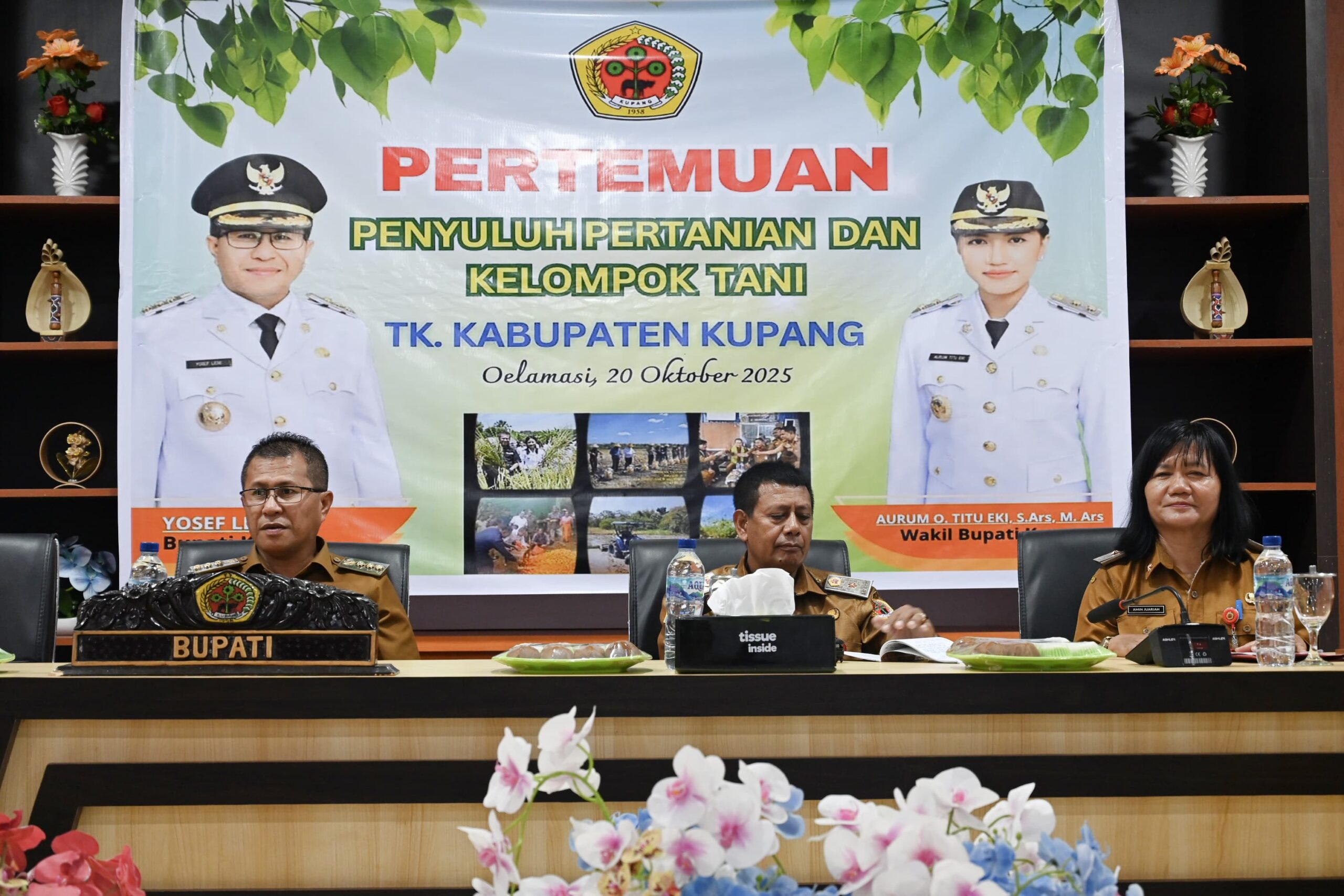 Ket. Foto: Bupati Kupang, Yosef Lede saat membuka Pertemuan Penyuluh Pertanian Se-Kabupaten Kupang, yang digelar di aula Kantor Bupati Kupang, Oelamasi Senin, (20/10).