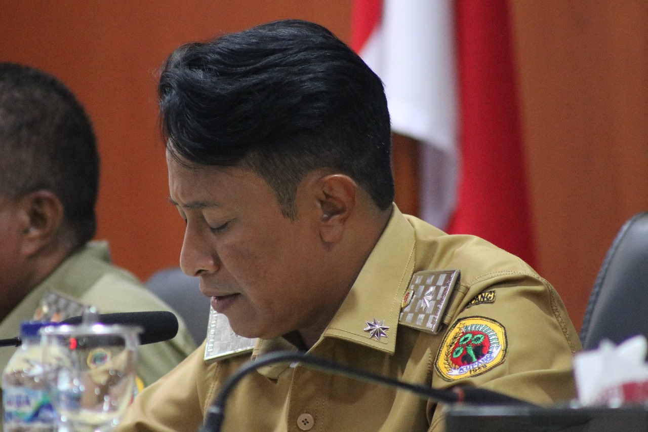 Ket. Foto: Sekretaris Daerah (Sekda) Kabupaten Kupang, Mateldius Soleman Jilis Sanam, S.T saat Membuka Rapat Koordinasi tingkat Kecamatan, Desa dan Kelurahan.