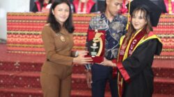 Ket. Foto: Wakil Bupati Kupang, Aurum Obe Titu Eki S.Ars., M.Ars saat Menghadiri Wisuda yang di Gelar Stikom Uyelindo Kupang.