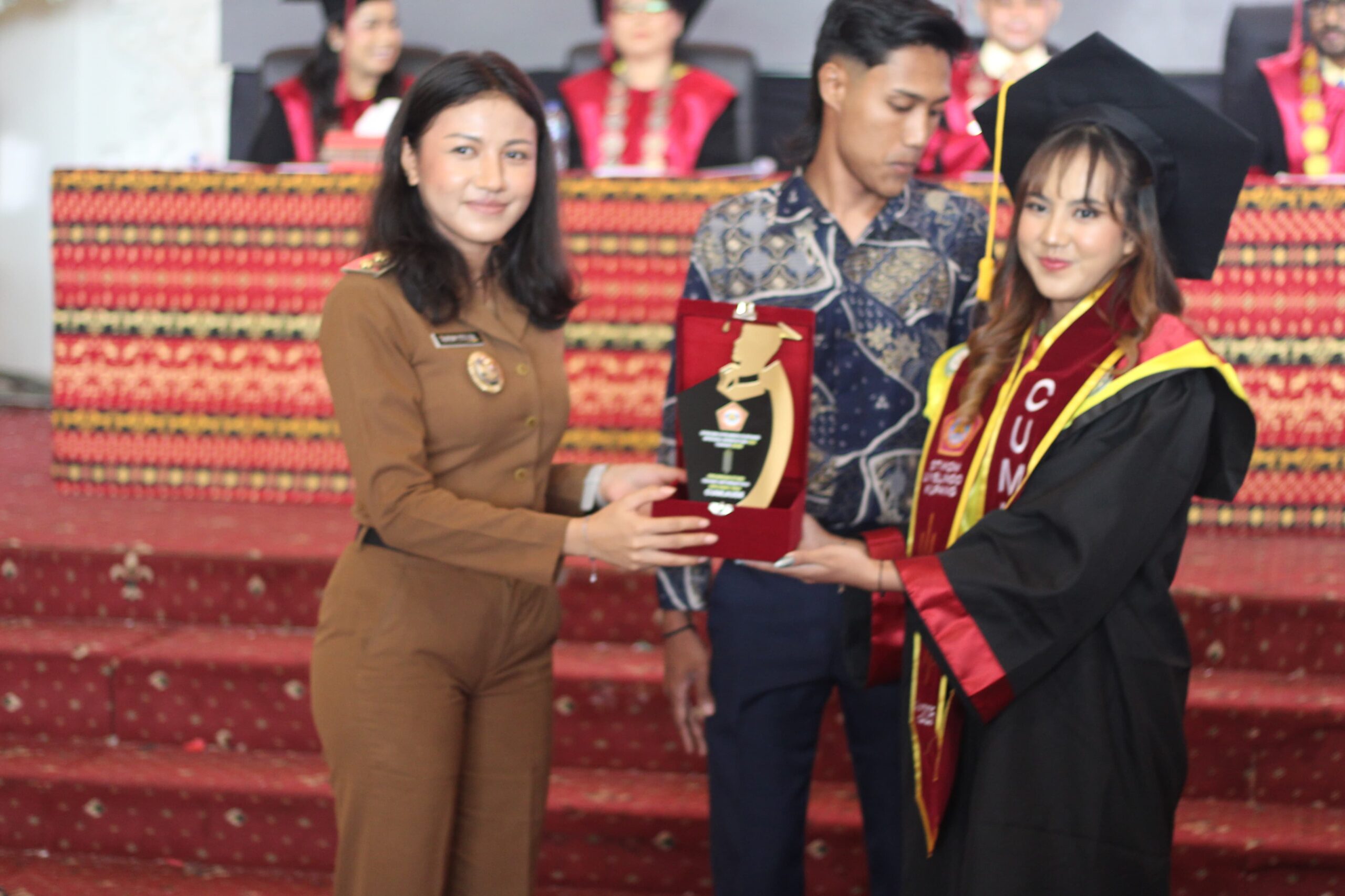 Ket. Foto: Wakil Bupati Kupang, Aurum Obe Titu Eki S.Ars., M.Ars saat Menghadiri Wisuda yang di Gelar Stikom Uyelindo Kupang.