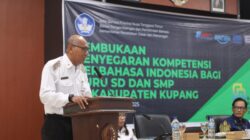 Ket. Foto: Kepala Dinas Pendidikan dan Kebudayaan Kabupaten Kupang, Marthen Rahakbauw saat Menyampaikan Sambutannya.