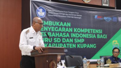 Ket. Foto: Kepala Dinas Pendidikan dan Kebudayaan Kabupaten Kupang, Marthen Rahakbauw saat Menyampaikan Sambutannya.
