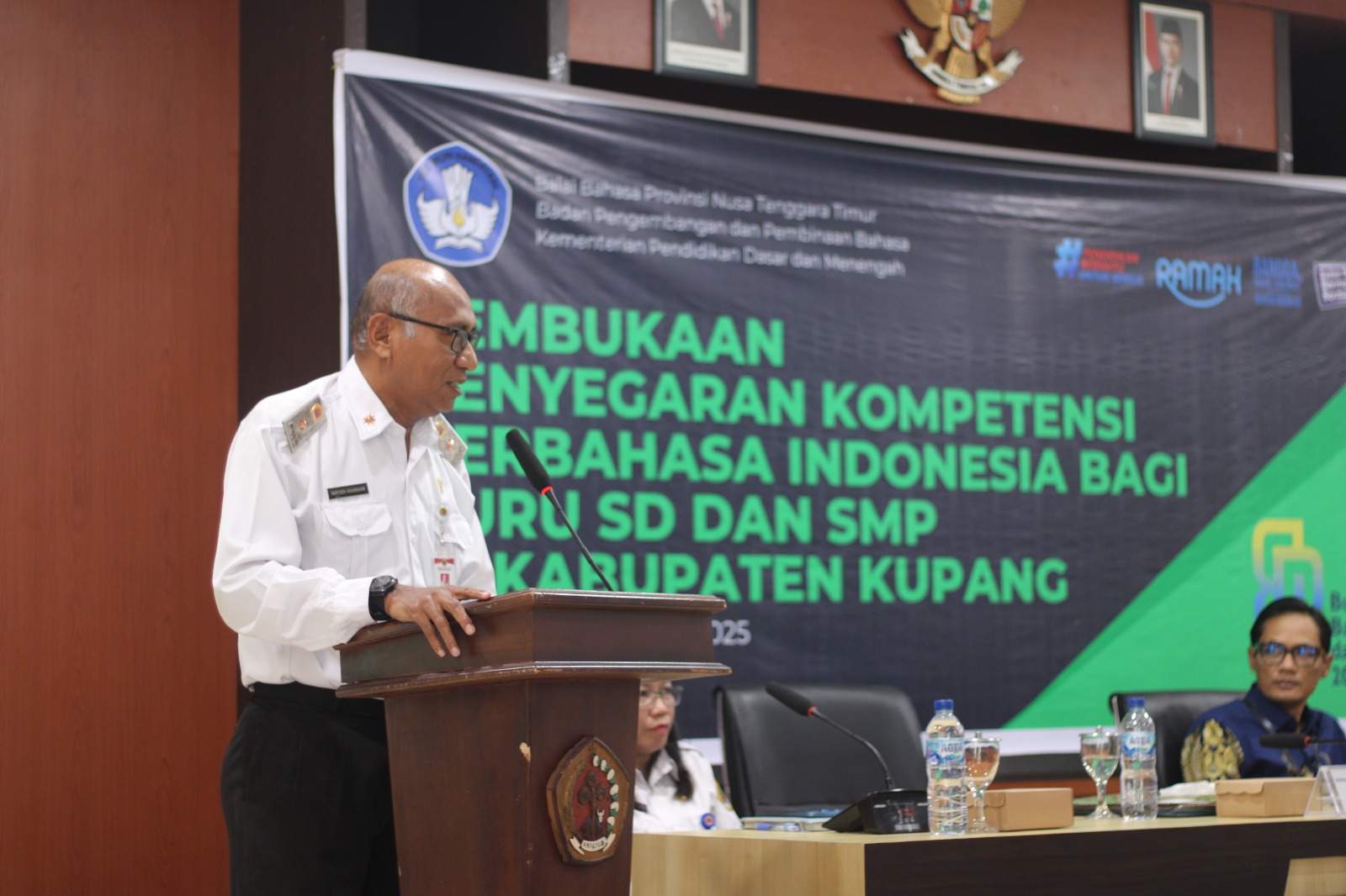 Ket. Foto: Kepala Dinas Pendidikan dan Kebudayaan Kabupaten Kupang, Marthen Rahakbauw saat Menyampaikan Sambutannya.