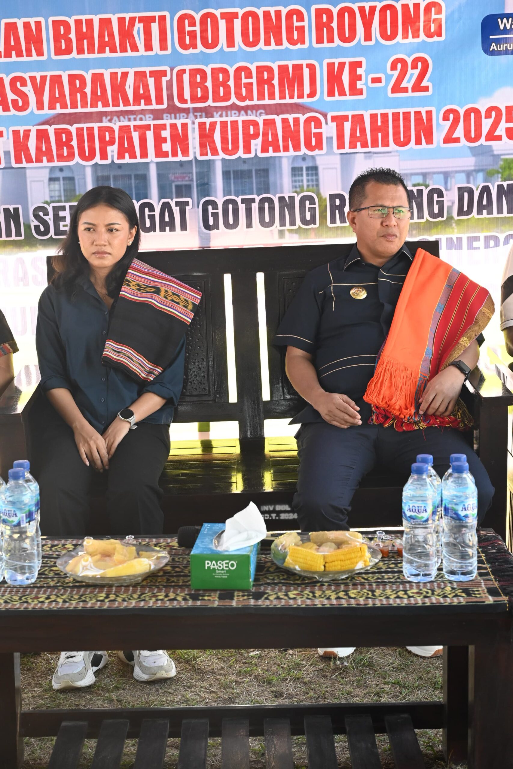 Ket. Foto: Bupati Kupang, Yosef Lede, SH di Dampingi Wakil Bupati Kupang, Aurum Obe Titu Eki, S. Ars., M. Ars saat Menghadiri Bulan Bhakti Gotong Royong Masyarakat Tahun 2025 di Desa Oebelo.