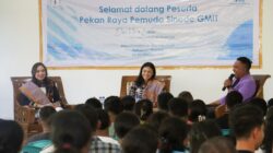 Ket. Foto: Wakil Wali Kota Kupang, Serena C. Francis, dan Wakil Bupati Kupang, Aurum Obe Titu Eki, di pandu Oleh Andre Seran saat Pekan Raya Pemuda GMIT di Desa Oematnunu.