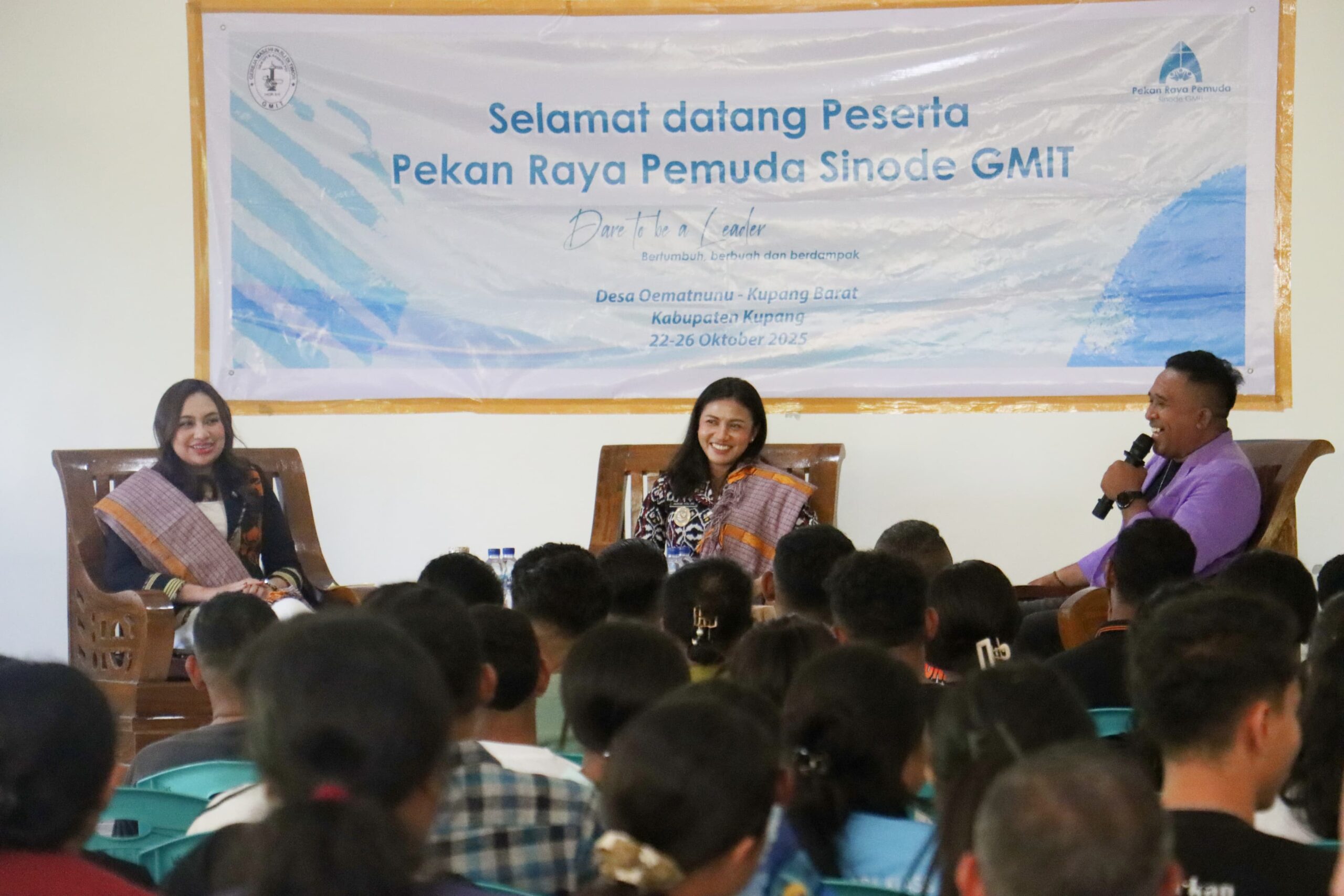 Ket. Foto: Wakil Wali Kota Kupang, Serena C. Francis, dan Wakil Bupati Kupang, Aurum Obe Titu Eki, di pandu Oleh Andre Seran saat Pekan Raya Pemuda GMIT di Desa Oematnunu.