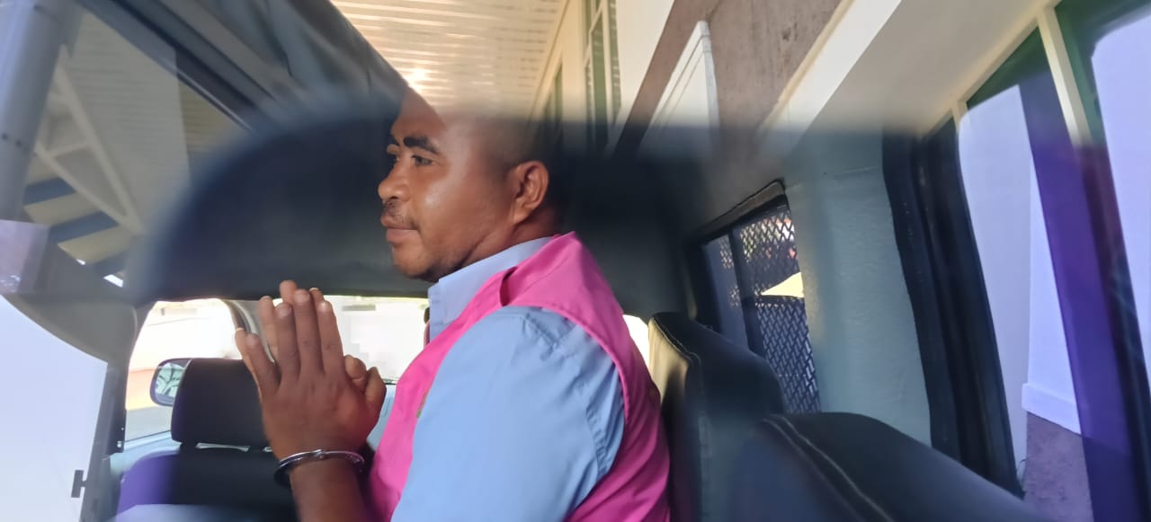 Ket. Foto: Kepala Desa Sahraen, Obet Amtiran saat Berada di Dalam Mobil Tahanan Kejaksaan Untuk di Bawa Rumah Tahanan Kota Kupang.