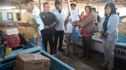 Ket. Foto: Penyerahan Administrasi Kepemilikan Saran Perikanan oleh Bupati Kupang, Yosef Lede dan Wakil Ketua II DPRD Kabupaten Kupang, Sofia M. Dengan Haan kepada Kelompok Nelayan.