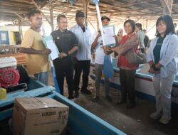 Dukung Kesejahteraan Nelayan, Pemkab Kupang Serahkan 32 Unit Perahu Kepada Kelompok Nelayan