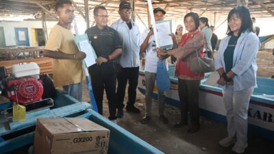 Ket. Foto: Penyerahan Administrasi Kepemilikan Saran Perikanan oleh Bupati Kupang, Yosef Lede dan Wakil Ketua II DPRD Kabupaten Kupang, Sofia M. Dengan Haan kepada Kelompok Nelayan.